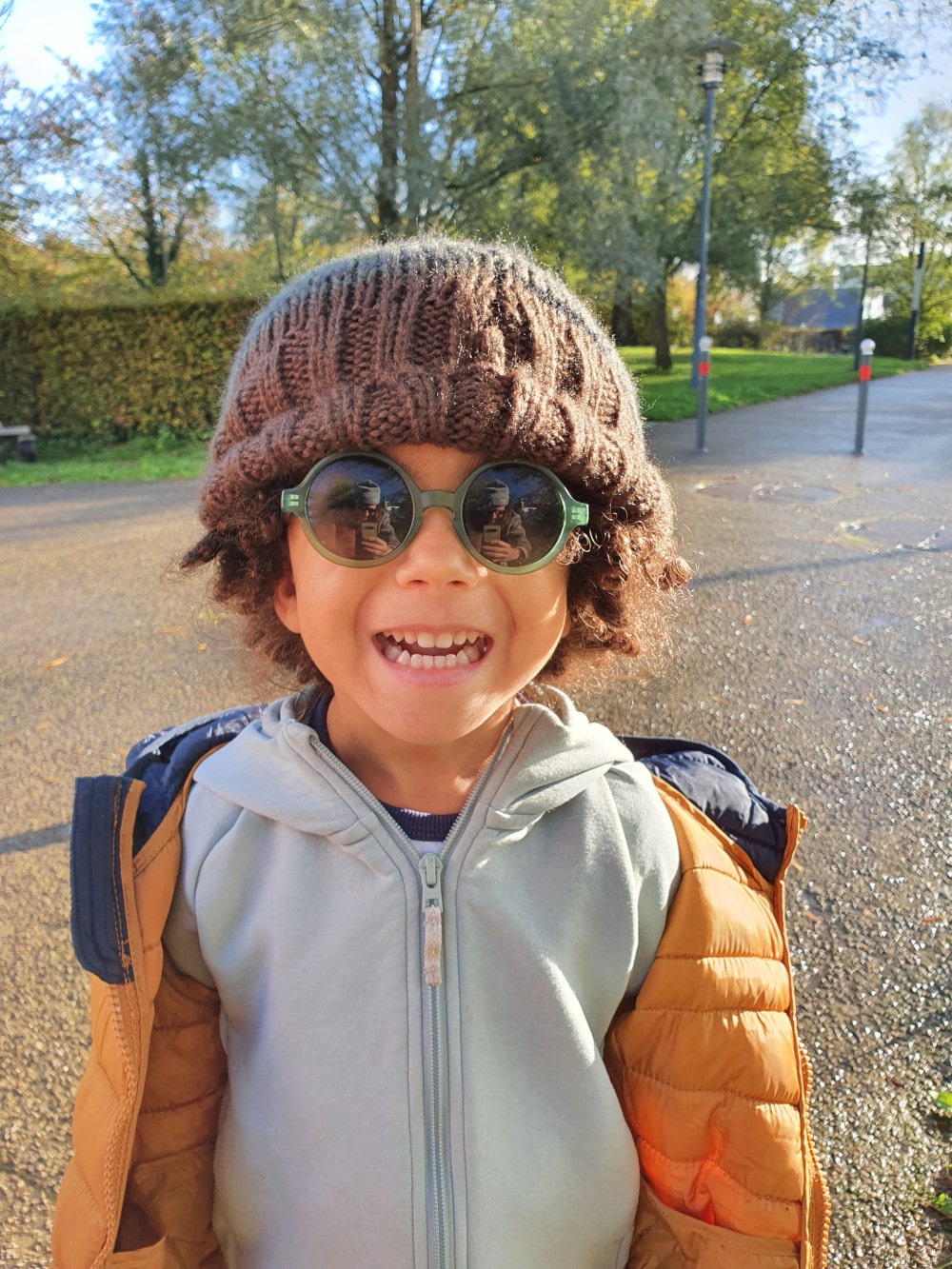 Adao avec son nouveau bonnet et ses lunettes de soleil